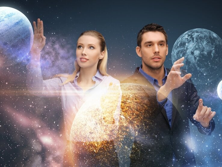 Eine Frau und ein Mann stehen vor einem kosmischen Hintergrund mit Planeten und Sternennebeln. Sie tragen Business-Kleidung und strecken ihre Hände nach den Planeten aus, als würden sie mit ihnen interagieren. Das Bild hat eine futuristische, fast holographische Anmutung, mit leuchtenden Lichteffekten, die ihre Bewegungen betonen.