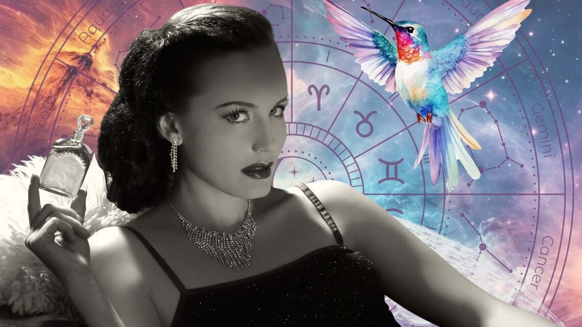 Stilvolle Frau im Retro-Look (schwarz-weiß) liegt elegant auf einem Sofa, trägt funkelnden Schmuck und hält ein Parfumflakon in der Hand. Im Hintergrund ein bunter Kosmos mit astrologischem Tierkreis und Sternzeichen wie Zwillinge, Krebs und Wassermann. Ein pastellfarbener, schillernder Kolibri fliegt mit ausgebreiteten Flügeln durch das Bild – Symbol für Leichtigkeit, Schönheit und Spiritualität.