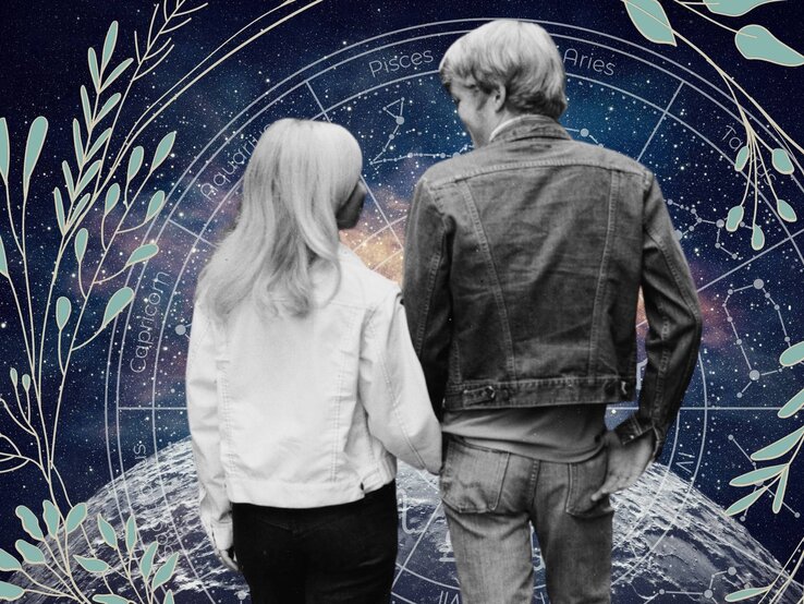Ein Paar in schwarz-weiß geht vor einem Hintergrund, der das Universum und seine Sterne zeigt, spazieren. Im Hintergrund ist außerdem ein Tierkreis mit den Symbolen der 12 Sternzeichen, der wiederum umgeben ist von einer Blätterranke. Das Bild macht einen mystischen Eindruck.