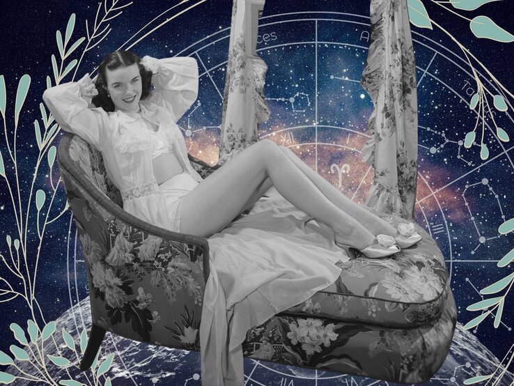 Eine Frau in schwarz-weiß liegt auf einer Chaiselongue vor einem Hintergrund, der das Universum und seine Sterne zeigt. Im Hintergrund ist außerdem ein Tierkreis mit den Symbolen der 12 Sternzeichen, der wiederum umgeben ist von einer Blätterranke. Das Bild macht einen mystischen Eindruck.