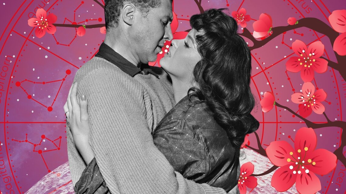 Schwarz-weißes Vintage-Foto eines sich innig umarmenden Paares vor einem rosafarben-violetten astrologischen Hintergrund mit Tierkreiszeichen und blühenden Kirschblüten – symbolisiert Liebe, Nähe und romantische Verbundenheit.“