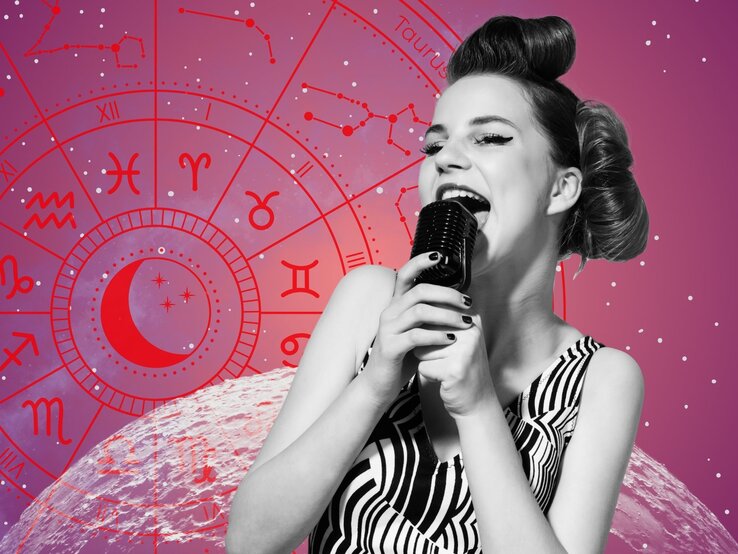 kw-24-glueckspilze-09-juni.jpg Schwarz-weißes Porträt einer lachenden Frau mit Retro-Frisur und gestreiftem Kleid, die ein Mikrofon hält. Im Hintergrund ein pink-violetter Sternenhimmel mit roten astrologischen Symbolen und Tierkreiszeichen.