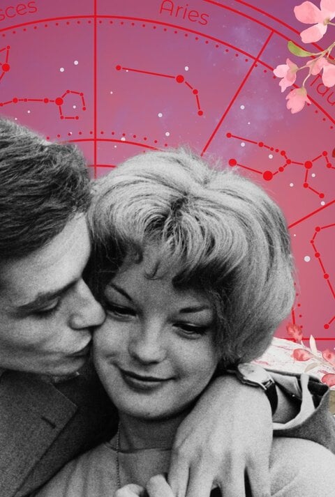 Romantisches Retro-Foto eines jungen Paares: Ein Mann in Anzug und Krawatte küsst eine lächelnde Frau auf die Wange, die sich an ihn lehnt. Im Hintergrund ist ein pink-violetter Sternenhimmel mit astrologischen Sternzeichen wie Pisces, Aries und Taurus zu sehen. Umrahmt wird die Szene von farbenfrohen Blumenillustrationen in Rot, Rosa und Orange – eine verspielte Mischung aus Nostalgie, Liebe und Astrologie.