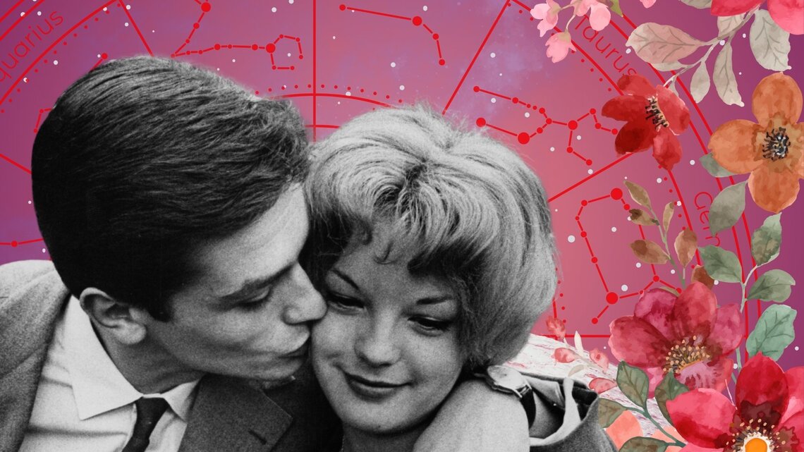 Romantisches Retro-Foto eines jungen Paares: Ein Mann in Anzug und Krawatte küsst eine lächelnde Frau auf die Wange, die sich an ihn lehnt. Im Hintergrund ist ein pink-violetter Sternenhimmel mit astrologischen Sternzeichen wie Pisces, Aries und Taurus zu sehen. Umrahmt wird die Szene von farbenfrohen Blumenillustrationen in Rot, Rosa und Orange – eine verspielte Mischung aus Nostalgie, Liebe und Astrologie.