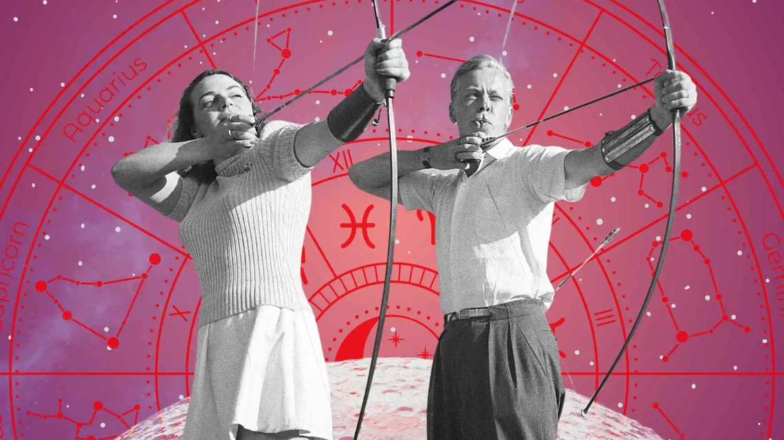 Zwei Personen im Retro-Stil zielen mit Pfeil und Bogen vor einem rosa-lila Sternenhimmel mit Tierkreiszeichen im Hintergrund. Symbolisiert Zielstrebigkeit und Leidenschaft in der Liebe.