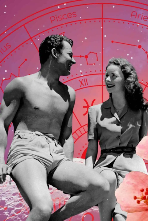 Schwarz-weiß Foto eines lächelnden Paares im Vintage-Look, das sich vor einem astrologischen Tierkreis-Hintergrund gegenüber sitzt. Im Vordergrund große Hibiskusblüten. Thema: Sommerflirts und Sternzeichen.