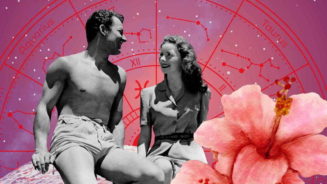 Schwarz-weiß Foto eines lächelnden Paares im Vintage-Look, das sich vor einem astrologischen Tierkreis-Hintergrund gegenüber sitzt. Im Vordergrund große Hibiskusblüten. Thema: Sommerflirts und Sternzeichen.