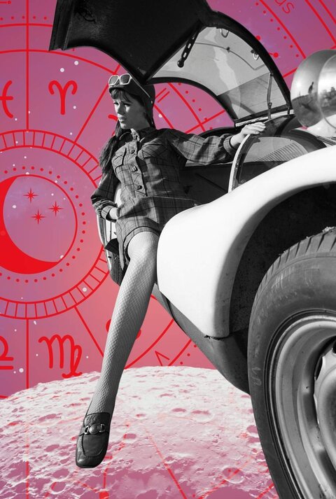 Collage aus Vintage-Elementen mit einer Frau in Netzstrumpfhosen, die aus einem Oldtimer steigt, vor einem astrologischen Hintergrund mit Tierkreiszeichen, Mondsymbol und Heißluftballon – symbolisiert ein kosmisches Abenteuer im Zeichen des Jobhoroskops.