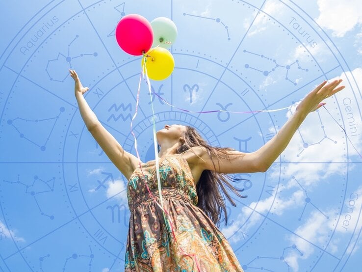 monatshoroskop-august-2025.jpg Frau in Sommerkleid hält bunte Luftballons in den Händen und blickt freudig in den Himmel, im Hintergrund ein transparenter Tierkreis mit Sternzeichen-Symbolen.