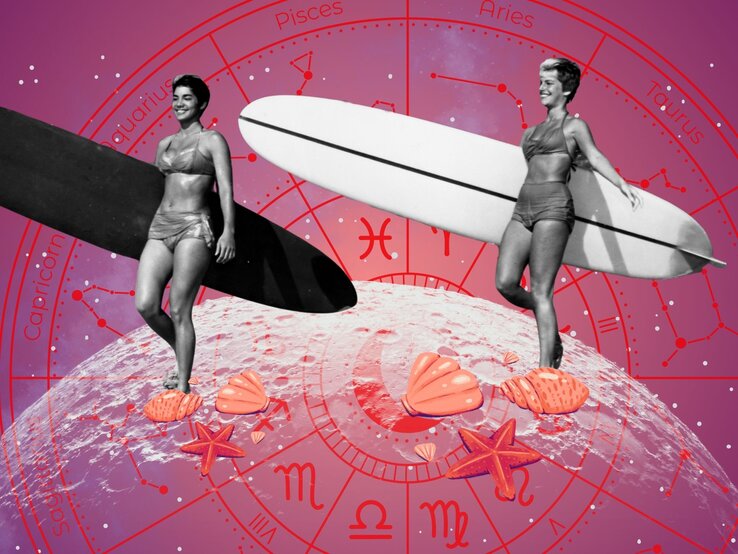 kw-33-glueckspilze-11-august-.jpg Zwei Frauen in Vintage-Bademode tragen Surfbretter, vor einem astrologischen Hintergrund mit Tierkreiszeichen und Muscheln, Symbol für Freiheit und Abenteuerlust.