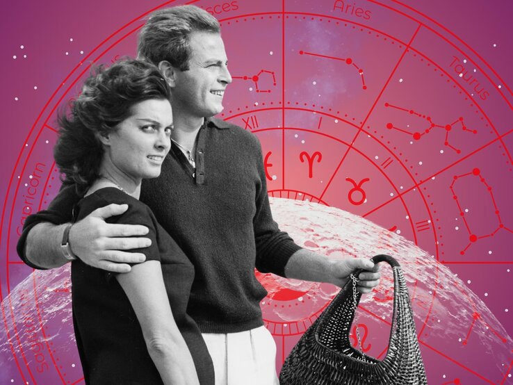 kw-33-flirthoroskop-11-august-.jpg Ein Paar im Vintage-Look steht Arm in Arm vor einem astrologischen Hintergrund mit Sternzeichenrad und Muscheln.