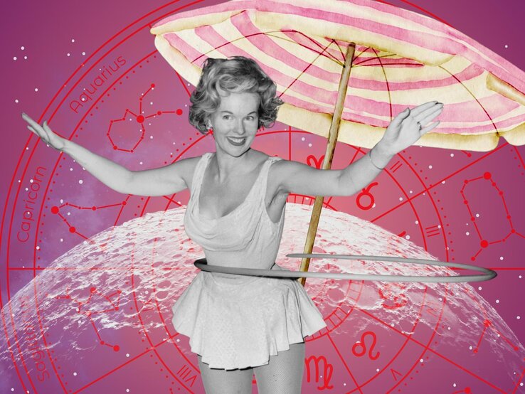 Schwarz-weißes Vintage-Foto einer lachenden Frau im Badeanzug mit Hula-Hoop-Reifen, vor pinkem astrologischem Hintergrund mit Sternzeichen und großem Sonnenschirm.