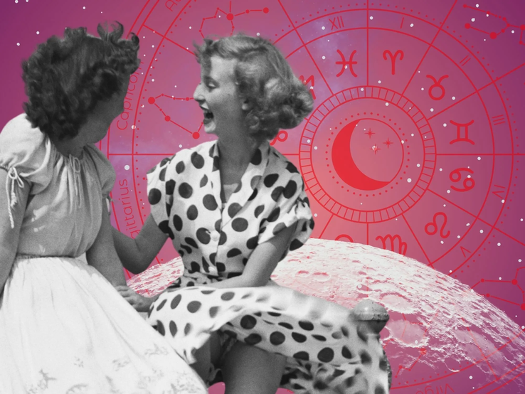 Zwei lachende Frauen sitzen nebeneinander vor einem pink-lilafarbenen Hintergrund mit Mond, Sternzeichenkreis und astrologischen Symbolen – sinnbildlich für ein Wochenhoroskop.