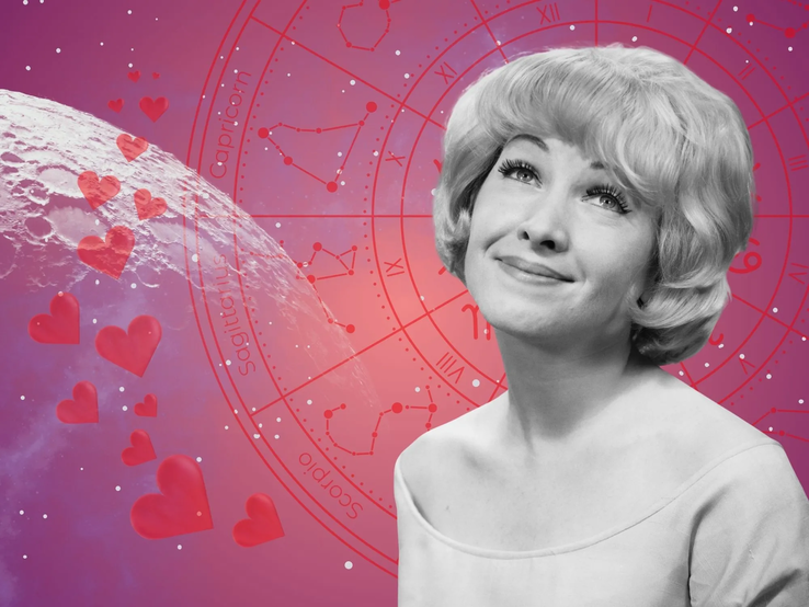 Lächelnde Frau blickt verträumt nach oben, vor einem pink-lilafarbenen Hintergrund mit Mond, roten Herzen und astrologischem Sternzeichenkreis – Symbolbild für ein Singlehoroskop.