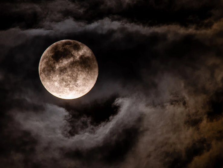 Vollmond am dunklen Nachthimmel mit geheimnisvollen Wolken – Symbolbild für das Mondhoroskop im November 2025 und die besondere Energie dieser Mondphase.
