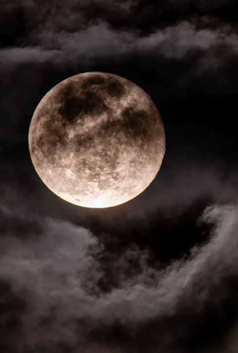 Vollmond am dunklen Nachthimmel mit geheimnisvollen Wolken – Symbolbild für das Mondhoroskop im November 2025 und die besondere Energie dieser Mondphase.