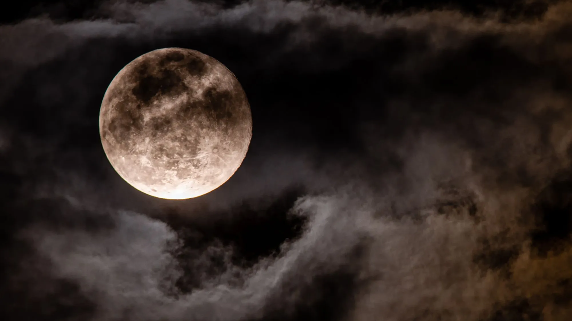 Vollmond am dunklen Nachthimmel mit geheimnisvollen Wolken – Symbolbild für das Mondhoroskop im November 2025 und die besondere Energie dieser Mondphase.