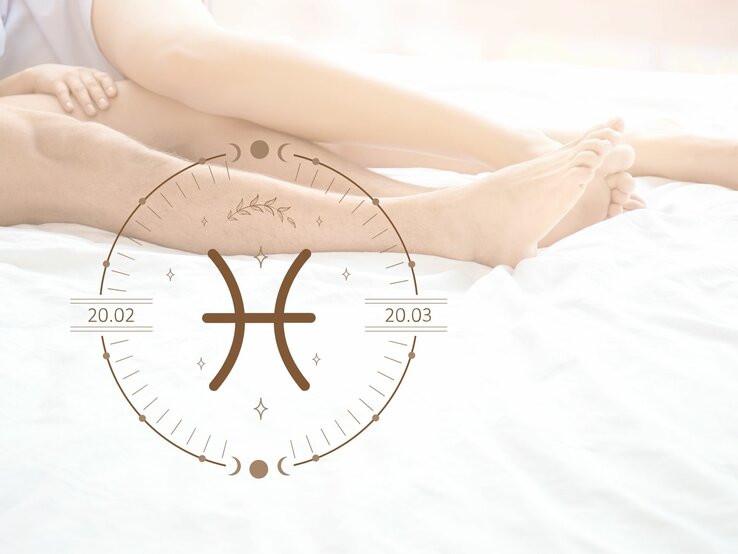 Die Beine eines Paares, das zusammen im Bett liegt. Daneben das astrologische Symbol des Sternzeichens Fische. | © Keronyart's Images/ Be keronyart und pixelshot via Canva.com [M]