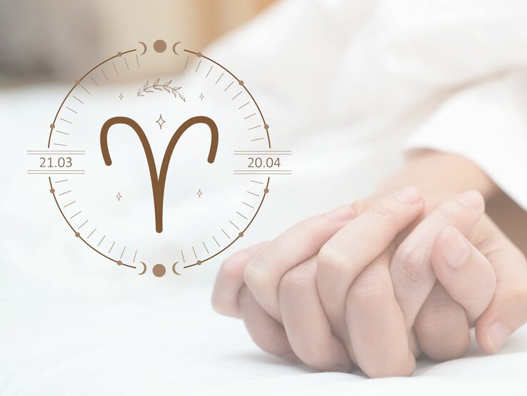 Zwei ineinander verschränkte Hande auf einem Bettlaken. Daneben das astrologische Symbol des Sternzeichens Widder. | © Keronyart's Images/ Be keronyart und rattanakun via Canva.com [M]