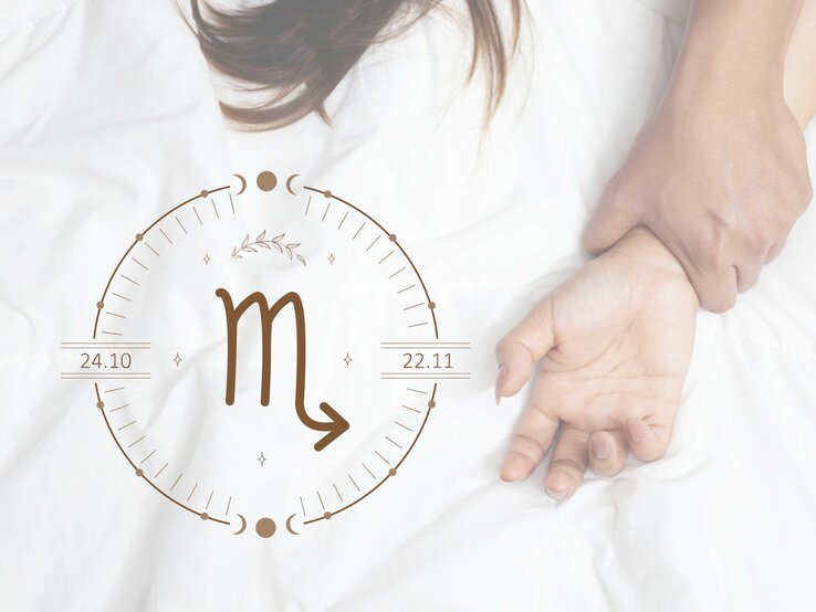 Ein Paar liegt zusammen im Bett, er hält ihre Handgelenke. Daneben das astrologische Symbol des Sternzeichens Skorpion. | © Keronyart's Images/ Be keronyart und rattanakun via Canva.com [M]
