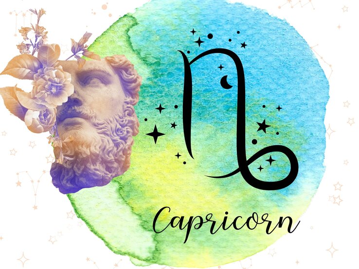 Das astrologische Symbol des Sternzeichens Wassermann vor einem blau-grünen Kreis, der mit Aquarelltechnik gezeichnet wurde. Daneben steht eine griechische historische Skulptur, umgeben von floralen Ornamenten in zarten Rosétönen. Im Hintergrund sind Grafiken goldener Sterne zu sehen.