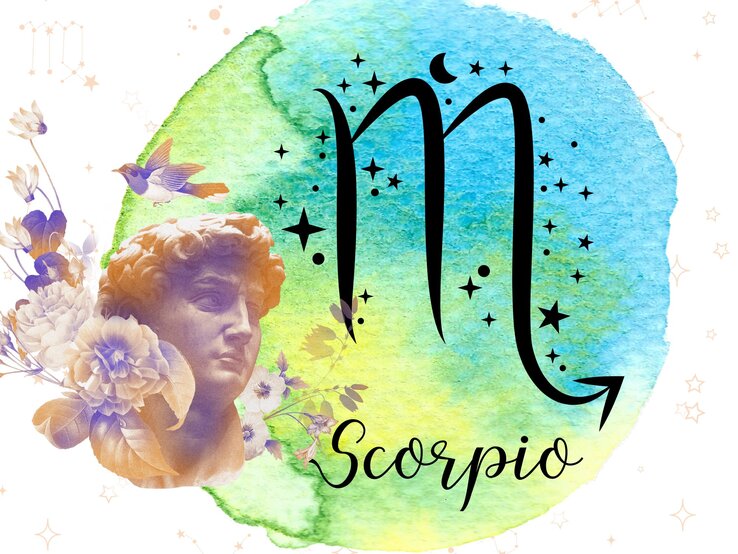 Das astrologische Symbol des Sternzeichens Skorpion vor einem blau-grünen Kreis, der mit Aquarelltechnik gezeichnet wurde. Daneben steht eine griechische historische Skulptur, umgeben von floralen Ornamenten in zarten Rosétönen. Im Hintergrund sind Grafiken goldener Sterne zu sehen.