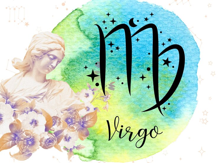 Das astrologische Symbol des Sternzeichens Jungfrau vor einem blau-grünen Kreis, der mit Aquarelltechnik gezeichnet wurde. Daneben steht eine griechische historische Skulptur, umgeben von floralen Ornamenten in zarten Rosétönen. Im Hintergrund sind Grafiken goldener Sterne zu sehen.