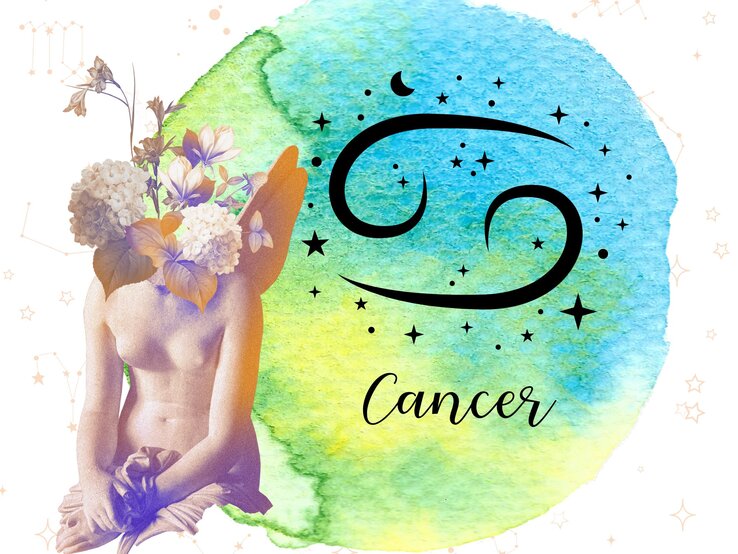 Das astrologische Symbol des Sternzeichens Krebs vor einem blau-grünen Kreis, der mit Aquarelltechnik gezeichnet wurde. Daneben steht eine griechische historische Skulptur, umgeben von floralen Ornamenten in zarten Rosétönen. Im Hintergrund sind Grafiken goldener Sterne zu sehen.
