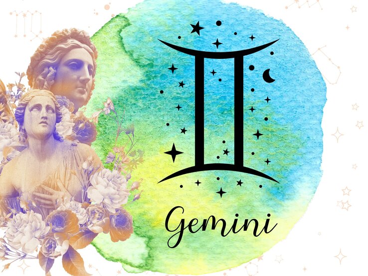 Das astrologische Symbol des Sternzeichens Zwillinge vor einem blau-grünen Kreis, der mit Aquarelltechnik gezeichnet wurde. Daneben steht eine griechische historische Skulptur, umgeben von floralen Ornamenten in zarten Rosétönen. Im Hintergrund sind Grafiken goldener Sterne zu sehen.