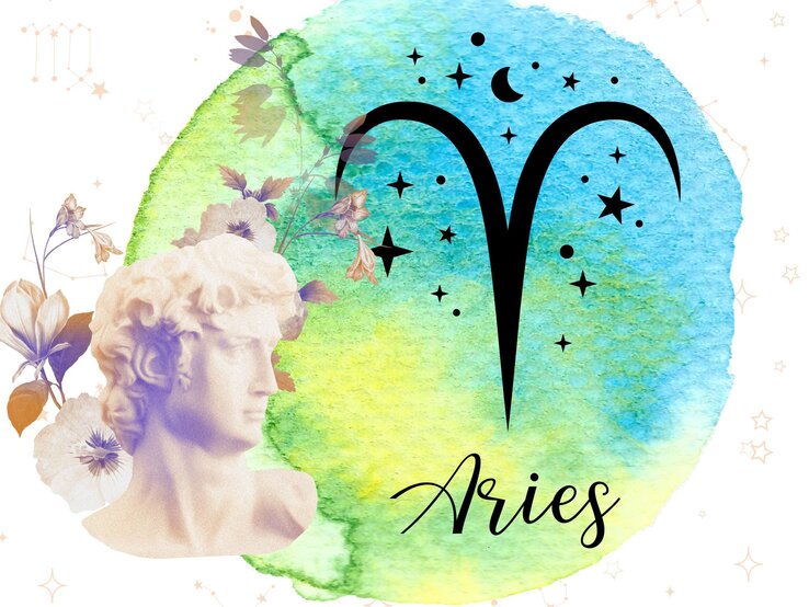 Das astrologische Symbol des Sternzeichens Widder vor einem blau-grünen Kreis, der mit Aquarelltechnik gezeichnet wurde. Daneben steht eine griechische historische Skulptur, umgeben von floralen Ornamenten in zarten Rosétönen. Im Hintergrund sind Grafiken goldener Sterne zu sehen.