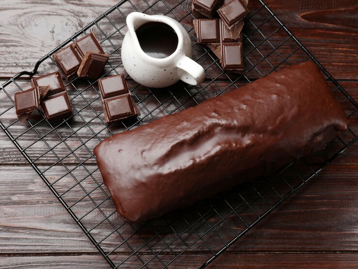 Draufsicht auf einen mit Glasur verzierten Kastenkuchen aus schokolade. 