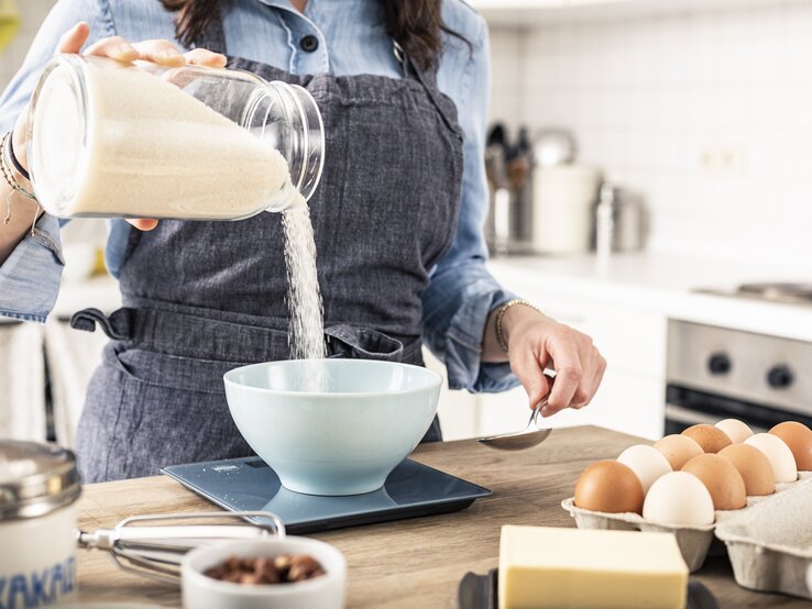 Frau backt einen Kuchen.