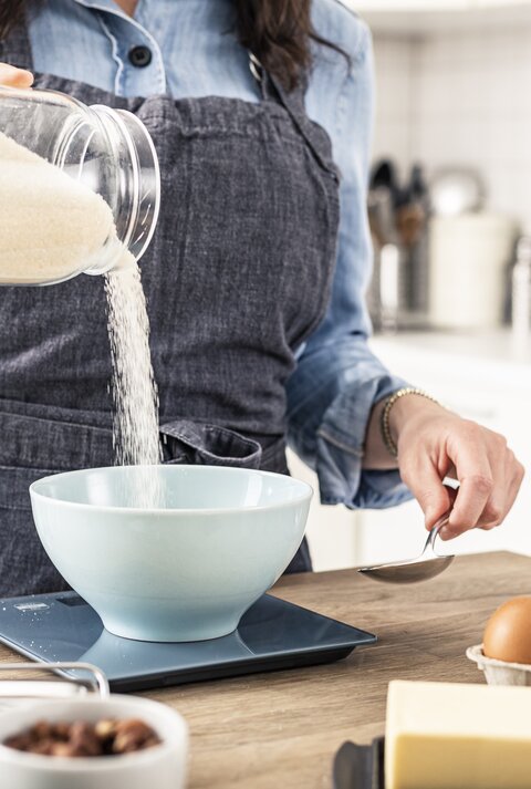 Frau backt einen Kuchen.