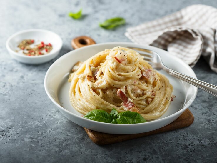 Weiße Schale mit Spaghetti Carbonara.  | © GettyImages/marysckin