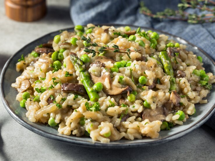 Spargel-Pilz-Risotto mit Parmesan / runder Teller / Nahaufnahme / frontal
