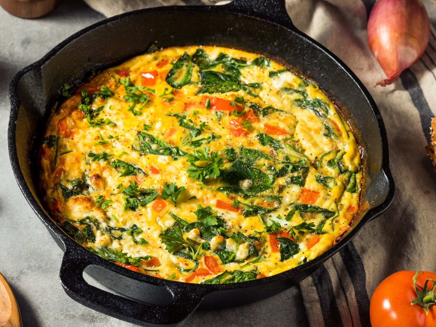 Omelett mit Feta und Tomate – simples Frühstück