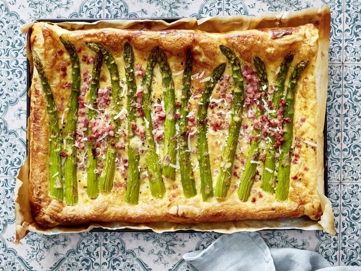 Carbonara-Spargel-Crostata Die Crostata von oben auf Vintage Fliesen fotografiert.