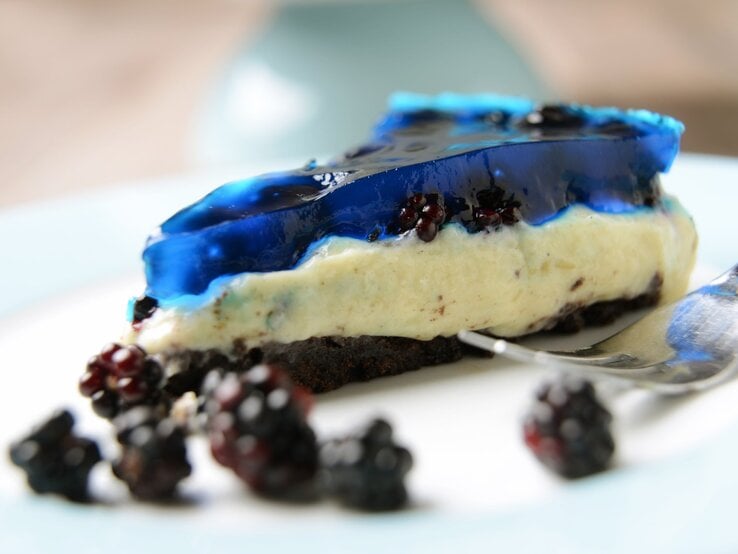 Schwimmbadkuchen mit Wackelpudding, Frischkäsecreme und Brombeeren auf Keksboden – sommerlicher No-Bake-Kuchen in Blau