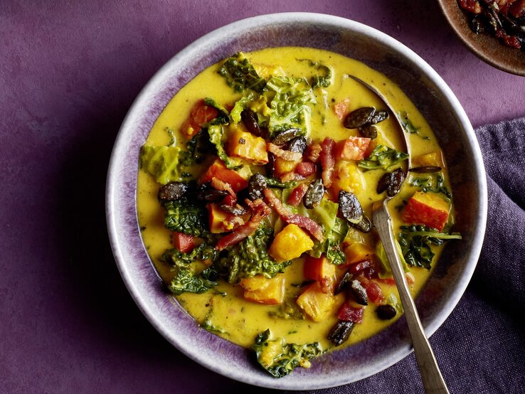 Wirsing-Kürbis-Chowder Draufsicht: Eine Schüssel mit einer Wirsing-Kürbis-Chowder.