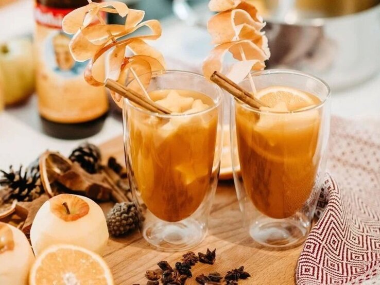 Kuschelige Wärme im Becher: Orangenpunsch mit Rotbäckchen „Morgenstark“-Saft | © Rabenhorst Orangenpunsch Morgenstark | © Rabenhorst