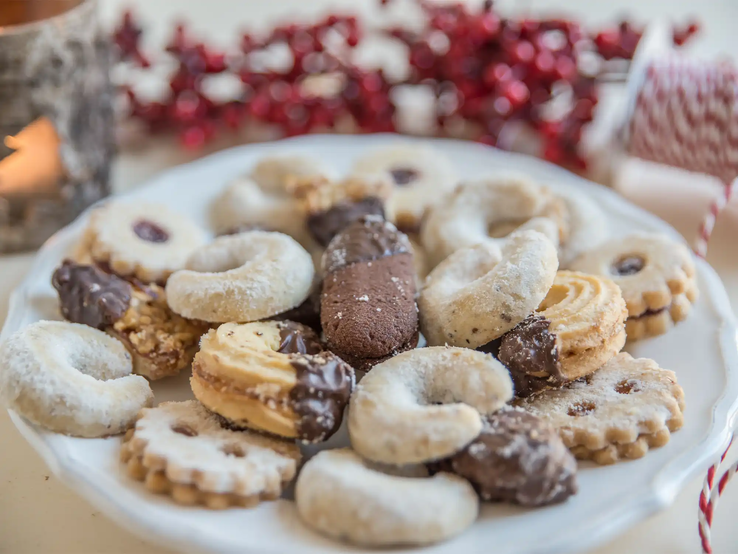 Das sind die besten Weihnachtsplätzchen Rezepte 2025 Weihnachtsplätzchen liegen auf einem Teller