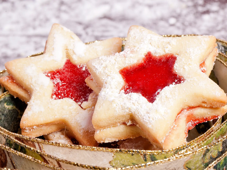 Spitzbuben mit roter Marmeladenfüllung in Sternform