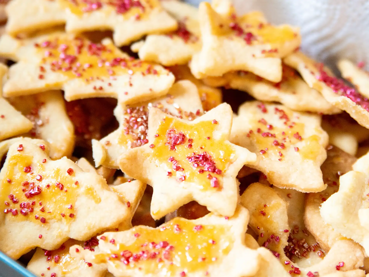 Omas Butterplätzchen mit Eigelb-Glasur und roten Streuseln