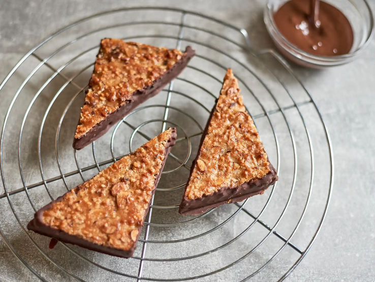 Nussecken auf Rost nach dem Backen und Glasieren mit Schokolade