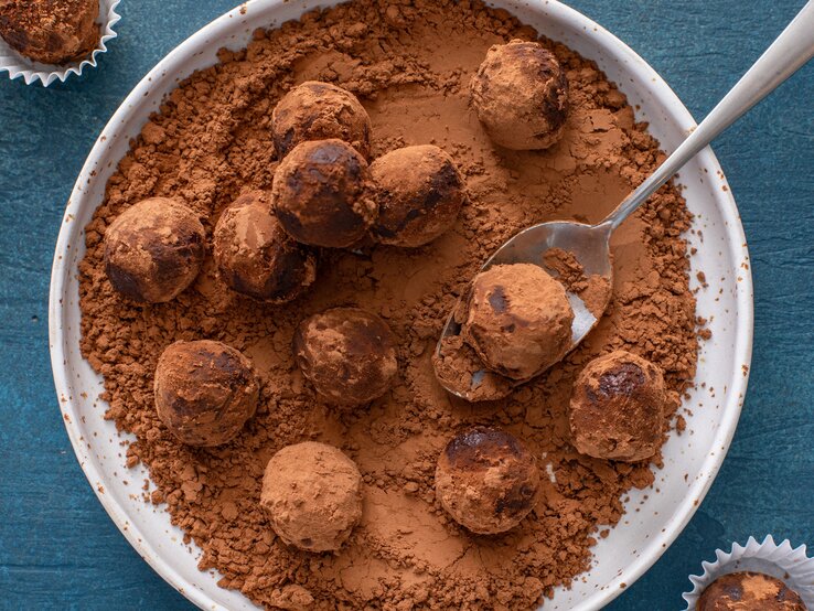 Runde Amaro-Trüffel in einer runden Form / Kakaopulver