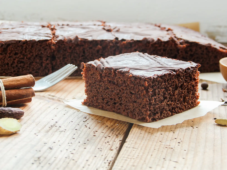 Lebkuchen vom Blech mit dunkler Schokolade und in Vierecke geschnitten
