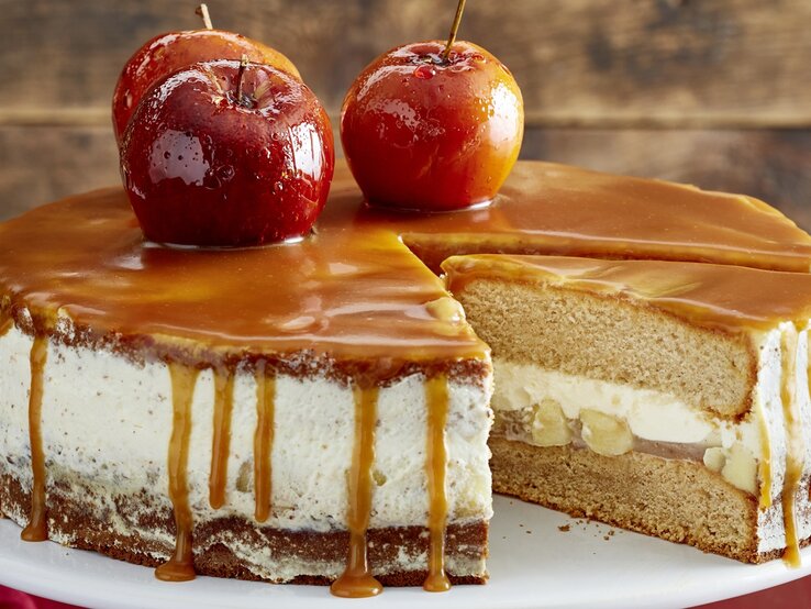 Der Kuchen auf einem Tortenständer mit weihnachtlicher Dekoration. Alles direkt von vorne fotografiert.