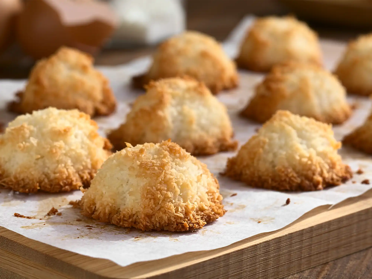 Kokosmakronen mit Quark auf einem Backblech platziert