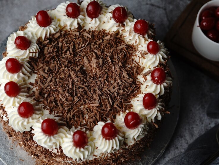 Schwarzwälder Kirschtorte / rund / mit Kirschen belegt / Schokoraspel / Draufsicht