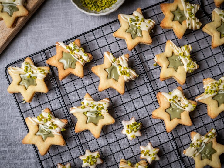 Draufsicht auf sternförmige Weihanchtsplätzchen mit Pistaziencreme. 